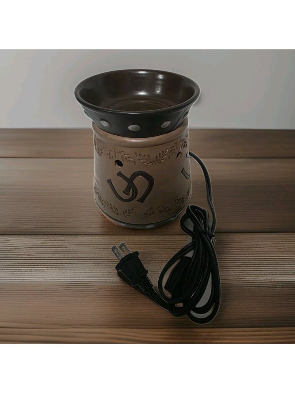 Scentsy Retired Wild West Horseshoes Brown tones Electric Wax Warmer Preowned